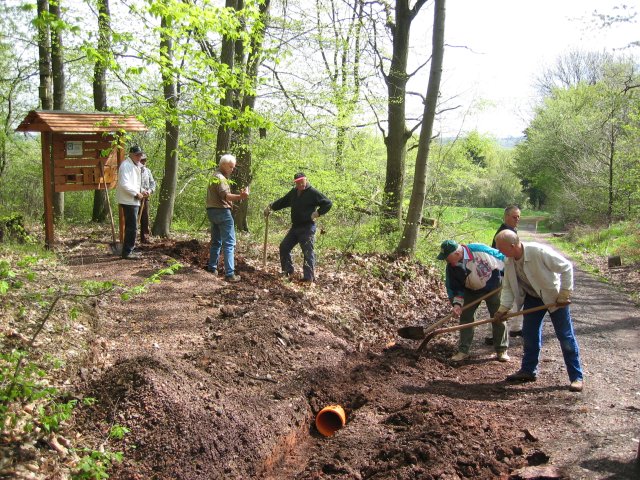 2004-2 Lehrpfad Aufbau Station Tarnung